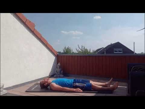 Ausgeglichener sein mit der Meridianübung: Totenstellung / Tiefatmung