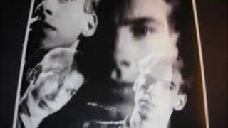 Holger Hiller featuring Billy MacKenzie   Whippets