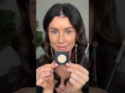 How to apply eyeshadow to make your eyes look bigger