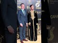 Vêtu d'un caftan marocain, Ghazlan El Chebbak assiste à la cérémonie de remise des prix de la CAF, accompagné du sélectionneur de l'équipe nationale féminine, Jorge Vilda
