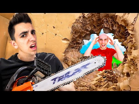 EL CALVO NOS ENCIERRA EN 100 CAPAS DE CARTON...