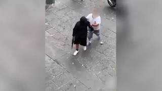 Napoli, uomo si aggira con un mitra nella piazzetta di Montesanto: terrore tra la gente
