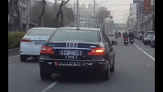 超猛S行開車方式，順便逼了一台機車，小孩都覺得驚奇（已檢舉最貴的那張）（開聲音）