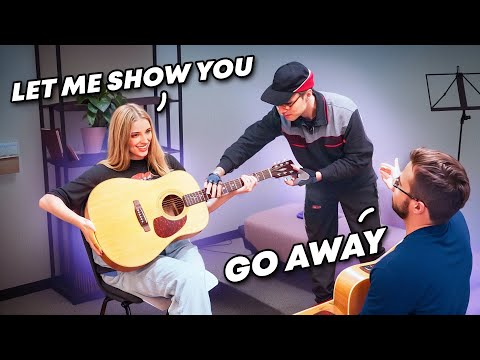 Ein professioneller Gitarrist gibt sich bei Gitarrenstunden in der Musikschule als Elektriker aus.