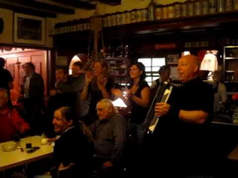 VfB Neckarrems - Meisterfeier im Ochsen: Jaaa der Chianti Wein oben im Ochsen