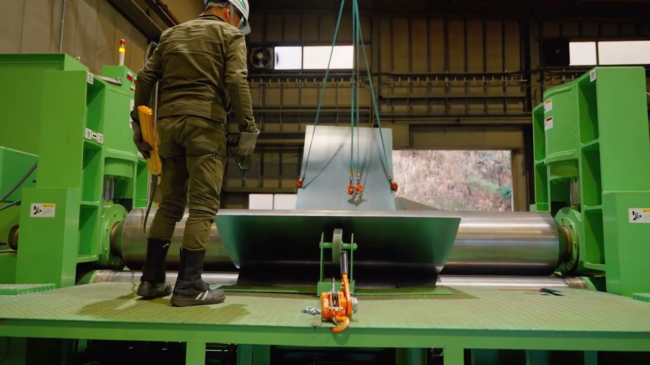 大型ベンディングロールのムービー再生ボタン