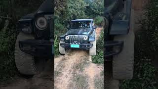 passando com o carro na ponte estreita