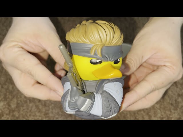 Vídeo relacionado con TUBBZ Caja Edición: Metal Gear Solid - Solid Snake Figura Coleccionable de Pato de Goma Disfrazado
