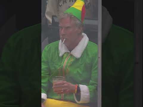 Will Ferrell sorprende vestido como Buddy el Elfo en un partido de hockey