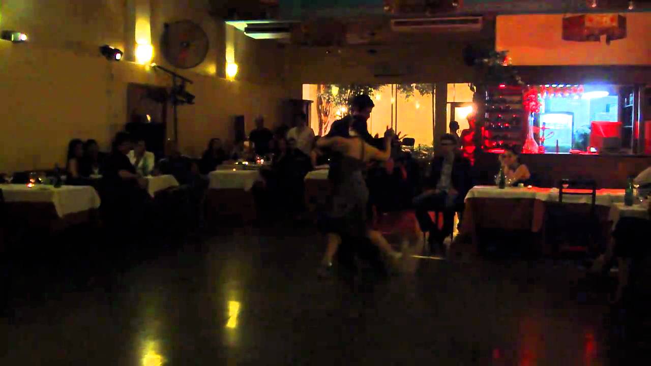 en la milonga LOCA! (03.Oct.2010) - Aldana Silveyra y Alejandro Berón 1/3