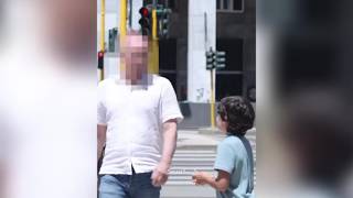 Il bambino che chiede una sigaretta ai passanti, «Respirare l'aria di Milano equivale a 445 sigar...