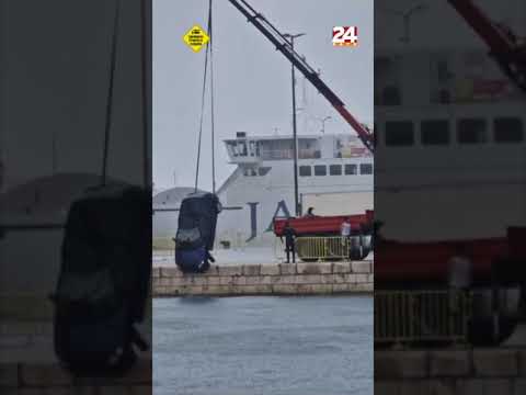 Video iz Splita: Izvlačili auto koji je jučer upao u more kod trajektne luke, vozaču prijava | 24sata