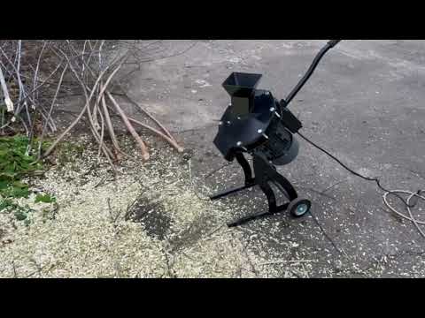 Щепорез садовый 3 кВт с двумя ножами на диске, универсальный садовый электрический измельчитель ветвей до 5 см. - фото 1 - id-p2848099152