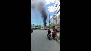 ¡Tremendo susto! Pequeño camión se incendia con personas dentro