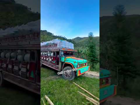 increíble como un vehículo chiva puede cargar tanto peso en café #campo #cafe #chivas