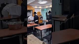 האדמו"ר קרעטשניף כפר עטה בספירת העומר הלילה בבית מדרשו החדש