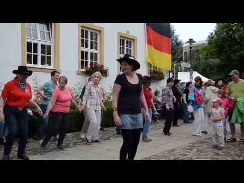 Gröbenzell ist Bunt! Line Dance Flashmob 1 von 2 - Billy Ray Cyrus, Achy Breaky Heart