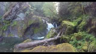 preview picture of video 'waterfall and rapids on South Santiam River, 4k'