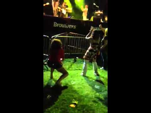 Stratenfestival 2012 Yvonne en ?  De dames genieten