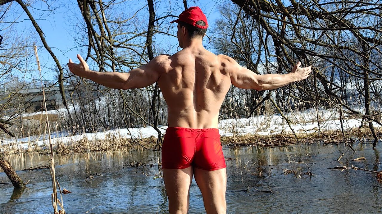 Идущий в реку с бобрами... Ему эта жизнь абсолютно понятна :)