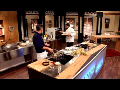 Geschmortes gefülltes Bauernhendl mit Hendlleber und Majoran (Andreas Wojta)