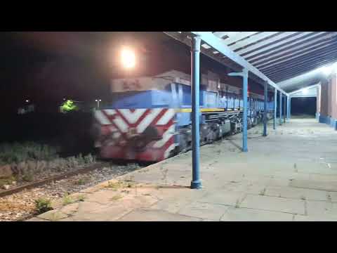 Gr-12 (6602) + Gt-22 (9097) con un Tren Cargado  a su paso por "Est. Lugones" en plena madrugada  🚂🌃