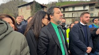 «Ridacci la Lega Salvini», e la compagna del ministro perde la pazienza: «Sei a un funerale, cafone»