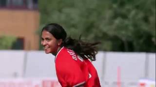 Эпизод из фильма "Играй, как Бекхэм" на русском языке