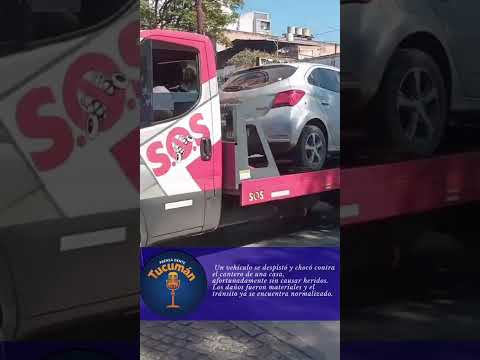 Accidente en Lamadrid al 1300: Un vehículo se despistó y chocó contra el cantero de una casa