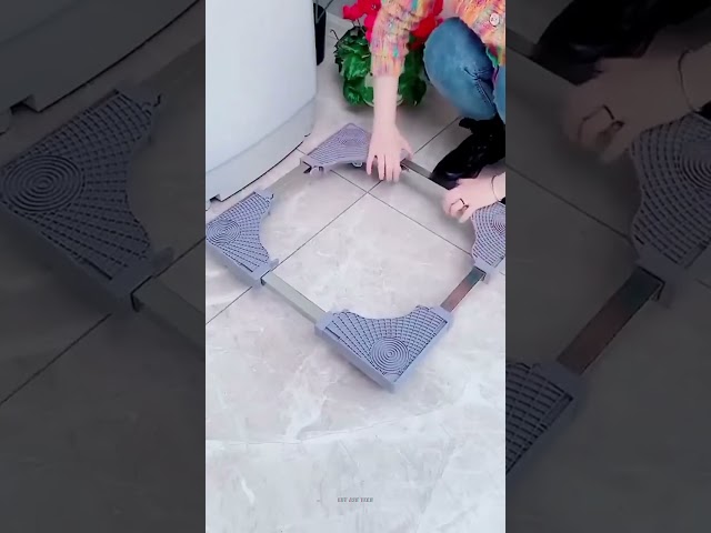 قاعدة غسالة متحركة بعجلات عملية ومفيدة لتنظيم المنزل حيث يمكن تحريك الغسالة لعمل الصيانة اللازمة أو لتنظيف الارضية أسفلها أو نقلها الى مكان آخر