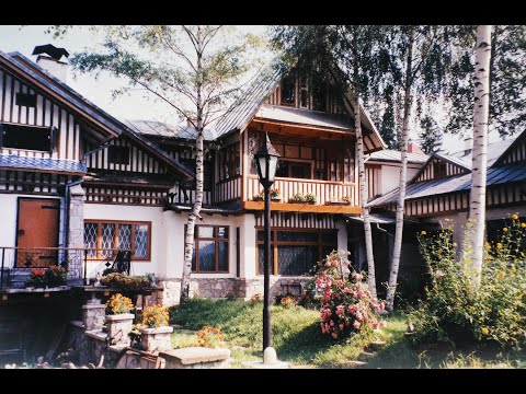 Vila cu mesteceni și statui din stațiunea montană Cheia