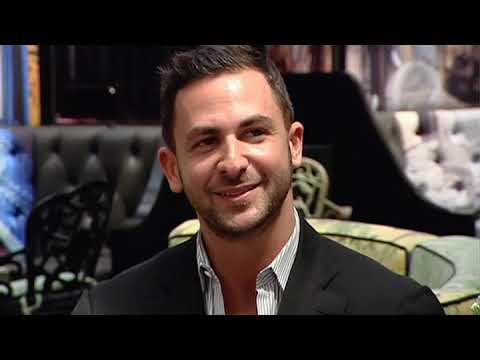 Loose Women Checking out Trendy Bar in New York