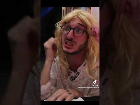 l'amica sorda di carolina 😂😂😂
