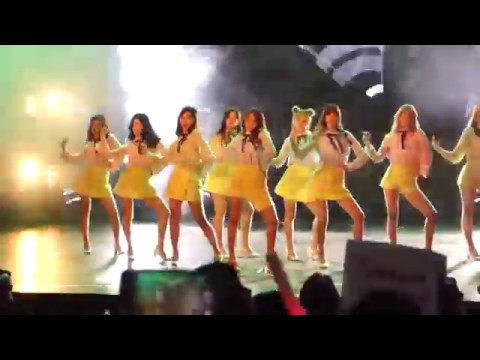 Gugudan - A Girl Like Me in Vietnam (fancam)