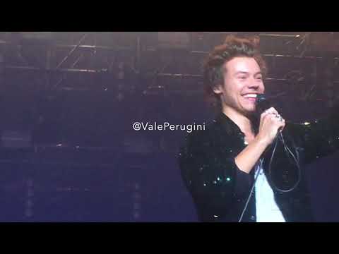 Harry Styles talking to the audience in Santiago de Chile 2018