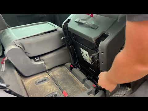 Как снять заднее сиденье в Фольксваген Туран