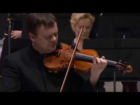Violinist Performs A Piece So Well You Can See It On The Other Musicians' Faces