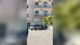 Cerignola, i ladri portano via (indisturbati) l'auto sotto gli occhi dei passanti in pieno centro...