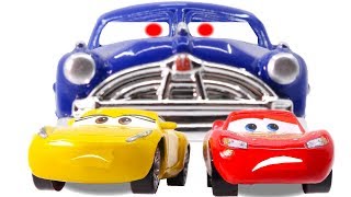 Download lagu Disney Cars3 Toys Movie Cruz Ramirez Doc Hudson Lightning McQueen on Fireball Beach mp3
