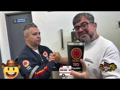 LUCIANO DA SAMU PRESENTEIA O PREFEITO WILLIAM NO GABINETE COM UM PRESENTE DE GRATIDÃO