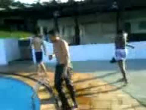 OS MANOS DA BASE EM A PISCINA 