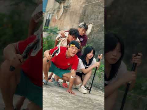 Nhà D.U.A số 120 : Em bé tập đi tuổi thơ #shorts  #haihuoc #duaoii2001 #dieusao #ytshorts