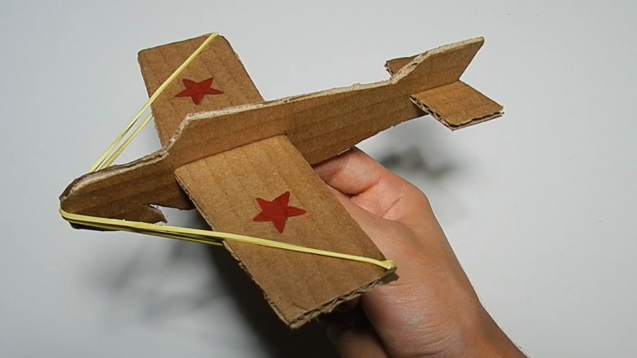 Watch Now COMO FAZER UM AVIÃO QUE VOA DE PAPELÃO COMO FAZER UM AVIÃO QUE VOA DE PAPELÃO