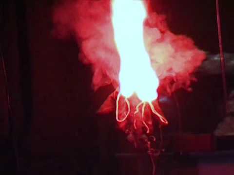 Pyroschnur auf einem Handschuh