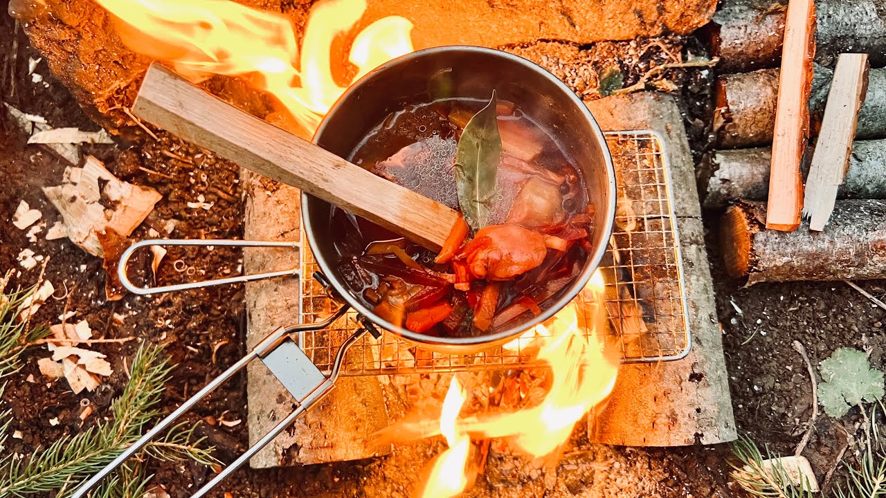 焚き火で煮込むペリメニ肉団子スープ