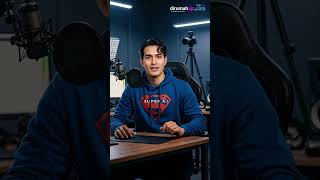 Superman membaca berita