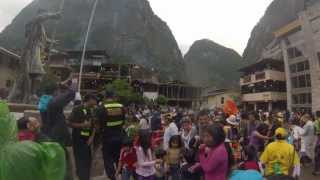 preview picture of video 'Machu Picchu Aguas Calientes Conociendo Carnaval Caida del arbol'