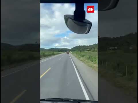 CAMINHÃO TRANSITA NA CONTRAMÃO DA BR-116 EM FREI INOCÊNCIO-MG