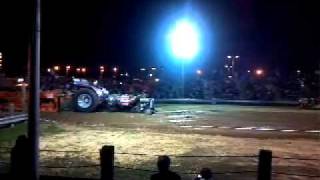 preview picture of video 'Chelsea Community Fair - Triple turbine tractor pull'