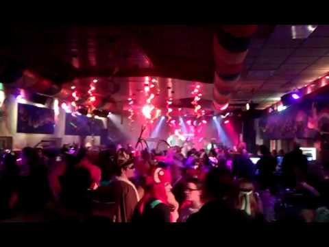 Carnaval in Aostrum dinsdag 12-02-2013Big Bennie -riet op dn tap.3gp